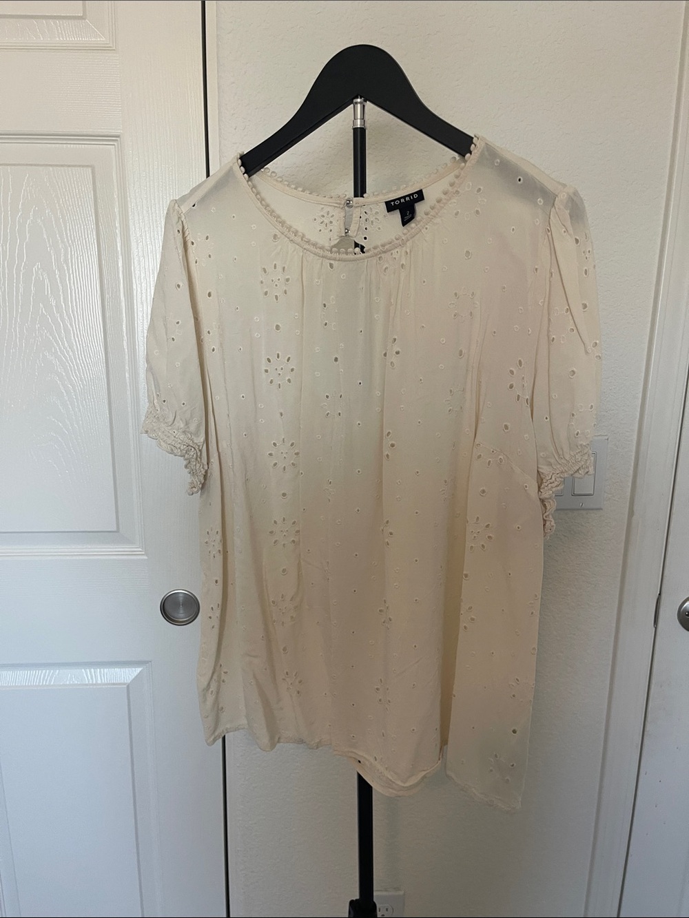 torrid Cream Eyelet Short Sleeve Blouse